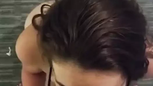 Kız partnerine güzel bir bj verir