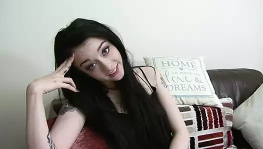 Dövmeli Alessa Savage ağzına sıcak bir döl alıyor