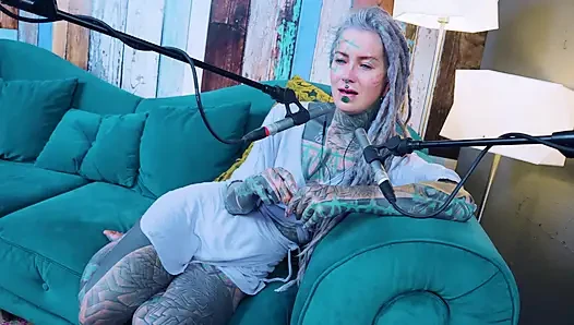 Z hakkında konuşuyorum - zeal - asmr podcast sfw konuşuyor gotik sıska kız dreadlocks dövmeli model dövmeli kız