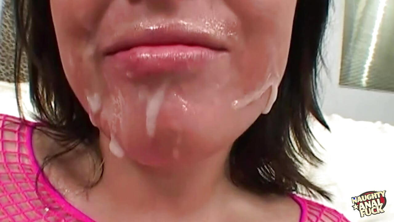 Üç ve büyük yaraklı adam yaramaz Ashley Blue'ya hatırlaması için anal bir deneyim yaşatıyor