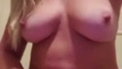 Erkek arkadaşı uyurken benim için birini ovuşturuyor