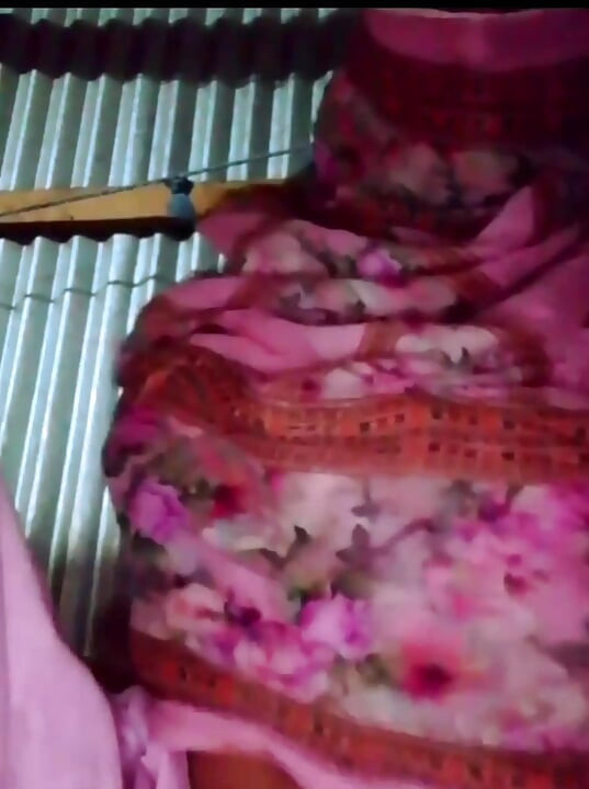 Bir köylü kızının mastürbasyon yaptığı video."