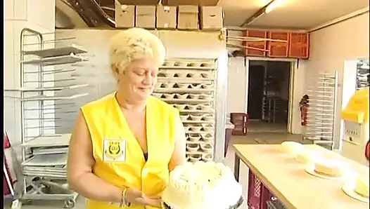 Olgun sürtük ve genç lezbiyenler yemek kavgasında