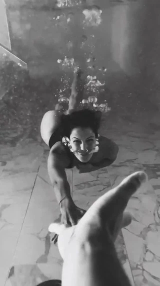 Iris Mittenaere Piscine