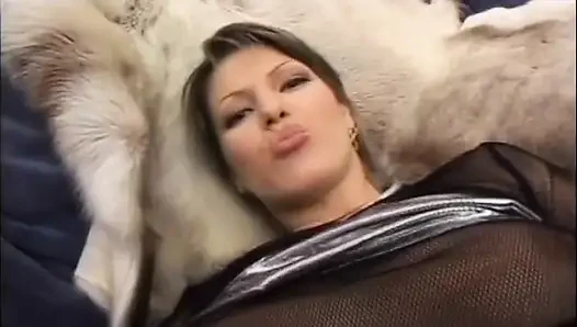 Islak amcıklı seksi sarışın bacaklarını açıyor ve sert sikiliyor