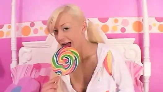 Yaramaz genç lexy tek başına ve sapıkça sikişiyor