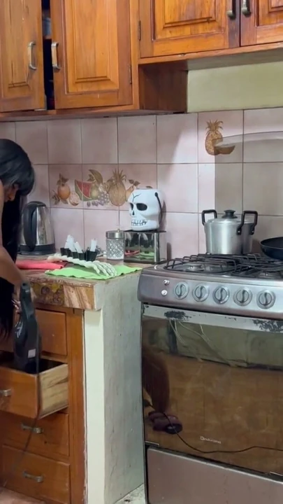 Kocam televizyon izlerken üvey kızımla Cadılar Bayramı'nı kutluyorum. | Klip 1