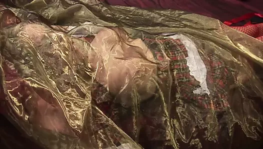 Sarışın hizmetçi ile büyük göğüsler slurps horoz ve sürmek o sert