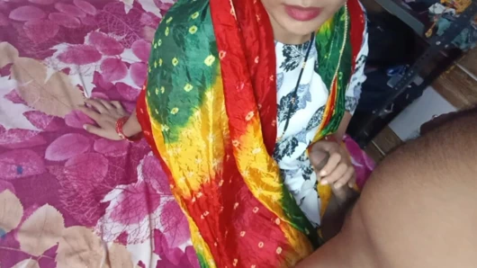 Hintli kız erkek arkadaşı tarafından romantik bir şekilde sikiliyor.