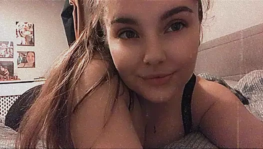 Güzel genç kız yatakta, yalnız hissediyor