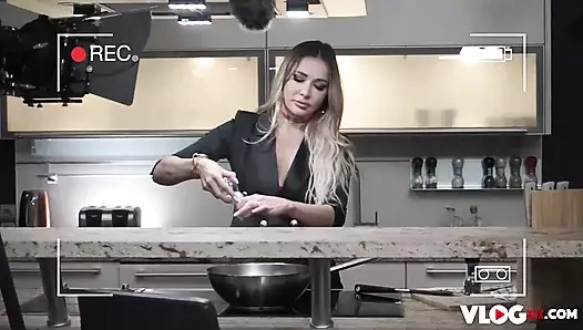 Büyük memeli sarışın Venera Maxima fotoğraf çekiminin ardından sert sikiliyor