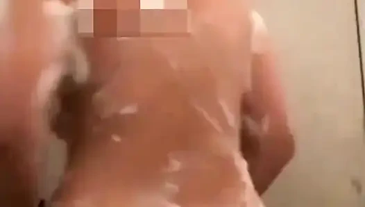 Büyük götlü düzgün vücutlu mankenle banyo yapıyor.