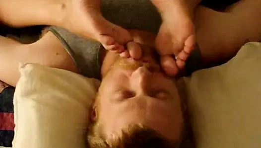 Ayak parmakları ve tabanlar yalama