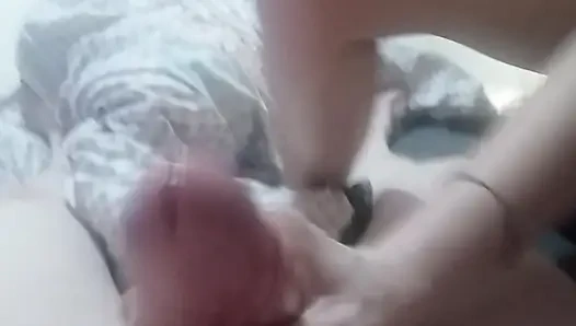 Boşalana kadar büyük klitorisini yarağıyla ovuyor