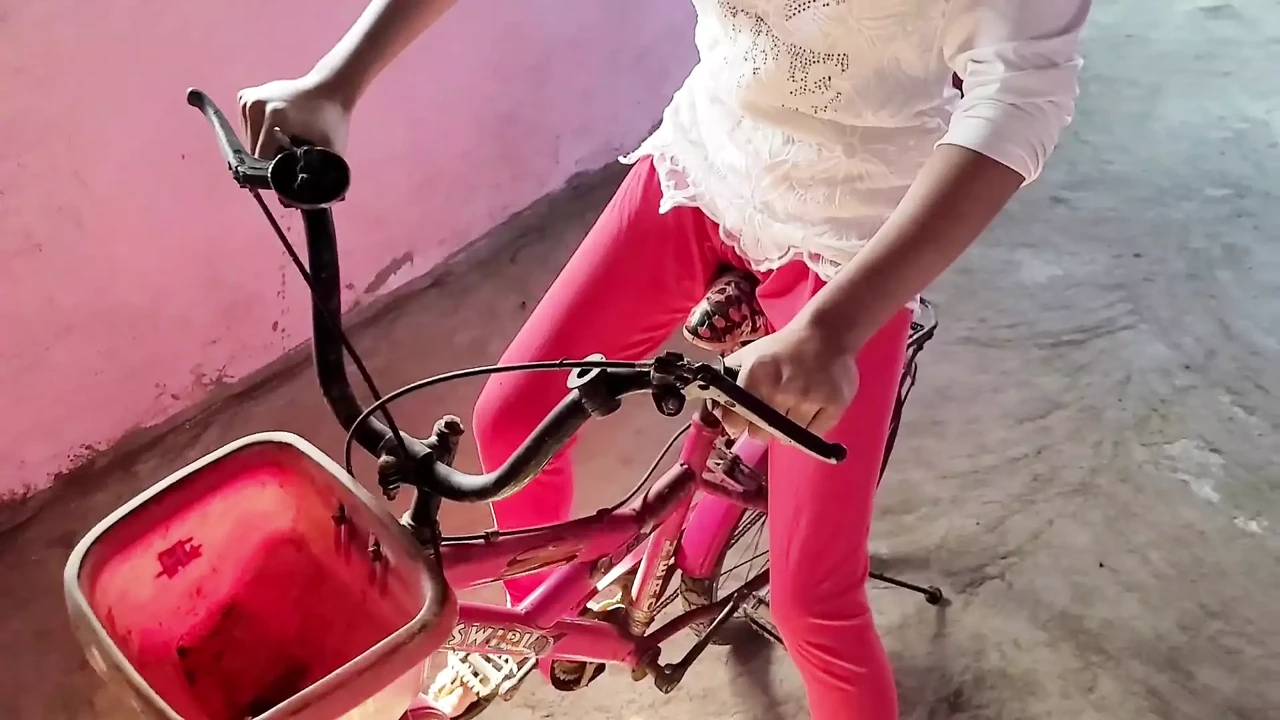 Cycle par baiti hu hi bhabhi ko devar ne ache se choda