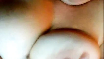 Gerçek ateşli iri güzel kadının göğüsleri