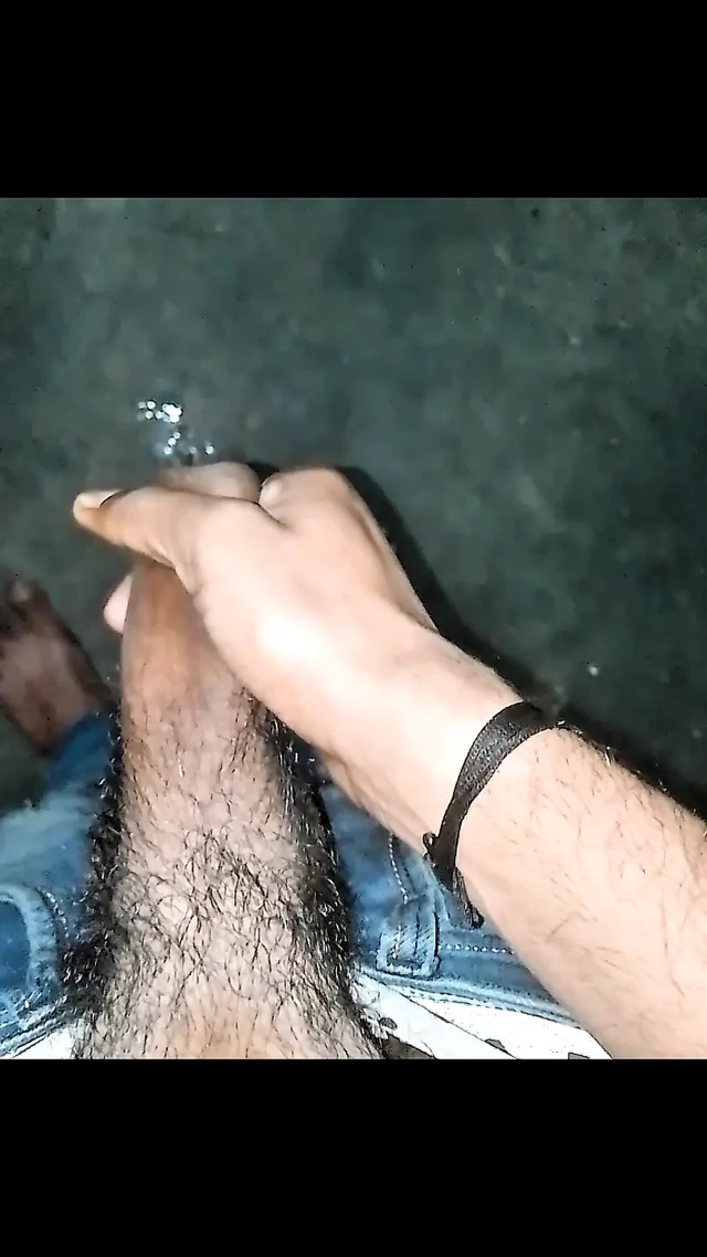 Odada tek başına elimle frist yumruğum ✊