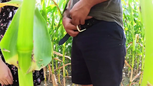 İlk kez mısır tarlasında 69 pozisyonunda ayakta durmayı deniyor ve beni boşaltıyor