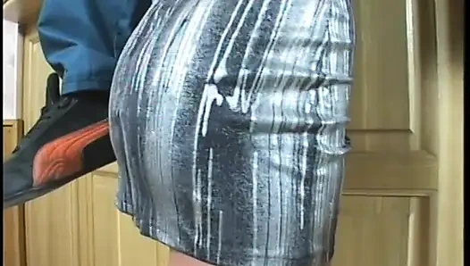 Geile schwanzlutschende milf reitet einen großen schwanz auf der couch und wird dann besahnt