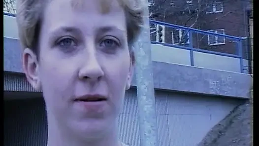 Tamamen doğal Alman bebek büyük bir dildoyla oynuyor