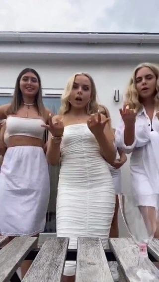 Kısa küçük etek dansı 003