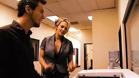 Büyük memeli sarışın genç erkek avcısı tıraşlı amcığını derinden dolduruyor