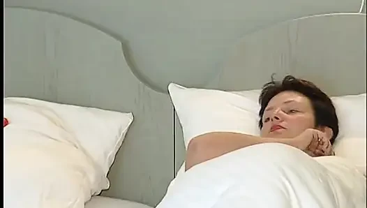 Tombul olgun motelde mastürbasyon yapıyor