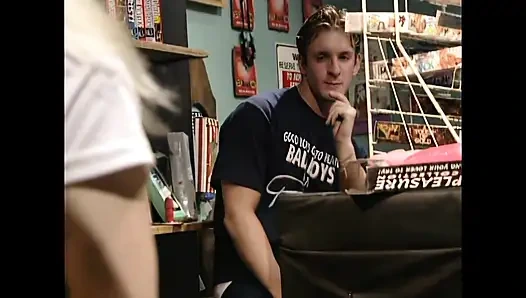 Genç ve Hevesli Britni İçin Yoğun Video Mağazası Saçmalığı