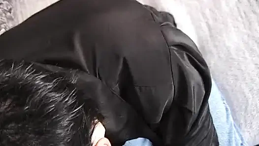 Büyük memeli amatör orta yaşlı seksi sürtük küçük yarak emiyor