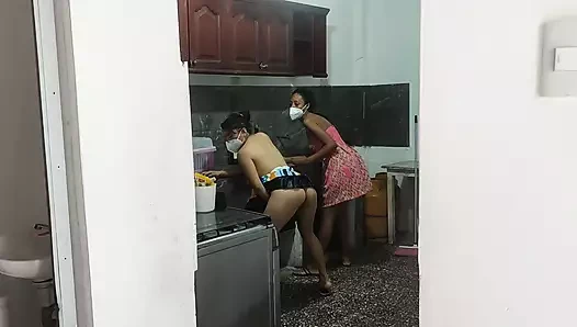 Kocası olmayan ev kadınları yabancılarla sikişmeye çalışıyor