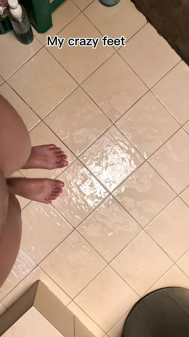 Молодая девушка моет ее большой клитор и тугую киску