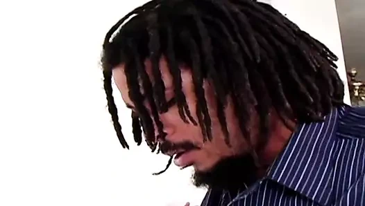 Sütlü cilt bebek gets ona am yaladı tarafından siyah iri parça önce kahrolası