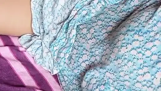 Sri Lankalı aktris Anne banyoda geceleri amcığı ve büyük doğal göğüsleriyle oynuyor