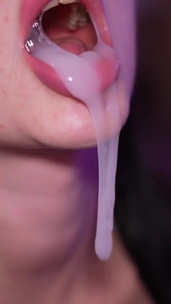 Мощный момент из "Сперма в рот и на губы, подборка! Игра со спермой, глотание"