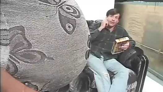 Hamile zenci kadın kıllı amını sert yaraklı beyaz bir adam tarafından parçalatıyor