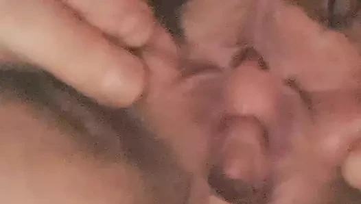 Açık amcıklı olgun orta yaşlı seksi kadın, çok şişman, götüyle gösteriyor