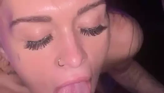 Üvey kız kardeş ıslak gırtlağına kadar alıyor