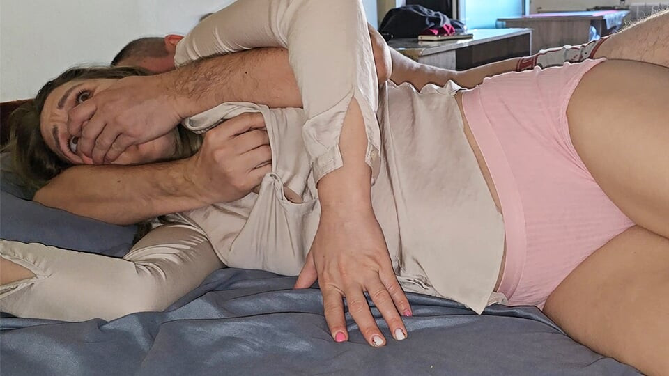 Üvey baba üvey kızını karısıyla karıştırıyor ve sikişmek istiyor. Üvey babasıyla yatağı paylaşıyor ve plansız seks yapıyor