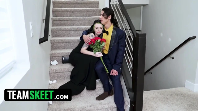 Büyük yarağın friendzone'da kalamıyor: kıyafetlerini çıkar, dostluğu mahvedelim