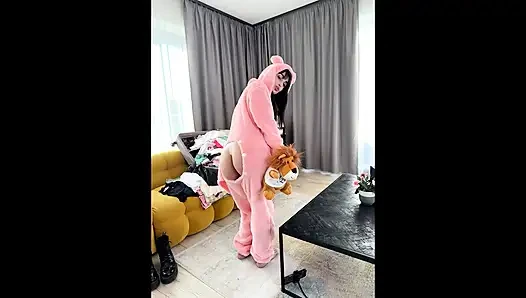Ateşli esmer dövmeli kız eteğinin altına iç çamaşırı alarak külotunu değiştiriyor