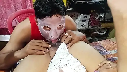 Hintli evli kadın Tina kocasıyla buluşuyor ve eğleniyor