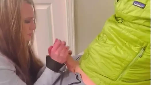 Bağlı orta yaşlı seksi kadın oral dölleniyor