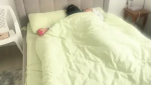 Arap bir kadının yapay penisini buldum ve gerçek bir yarak denemesine izin verdim