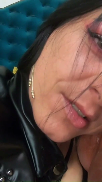 azgın MILF kirli konuşma. Am tapınma, oyuncak yalama ve lezbiyen fantezi | Clip 1