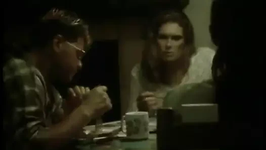 Şanslı, büyük memeli adam iki güzel genç kızı plajda sert sikiyor