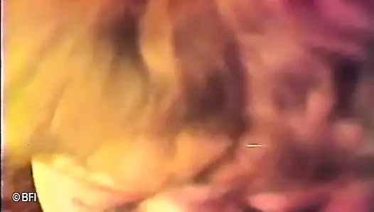 Zavallı genç ateşli kız sınıfta götüne şaplak atıyor