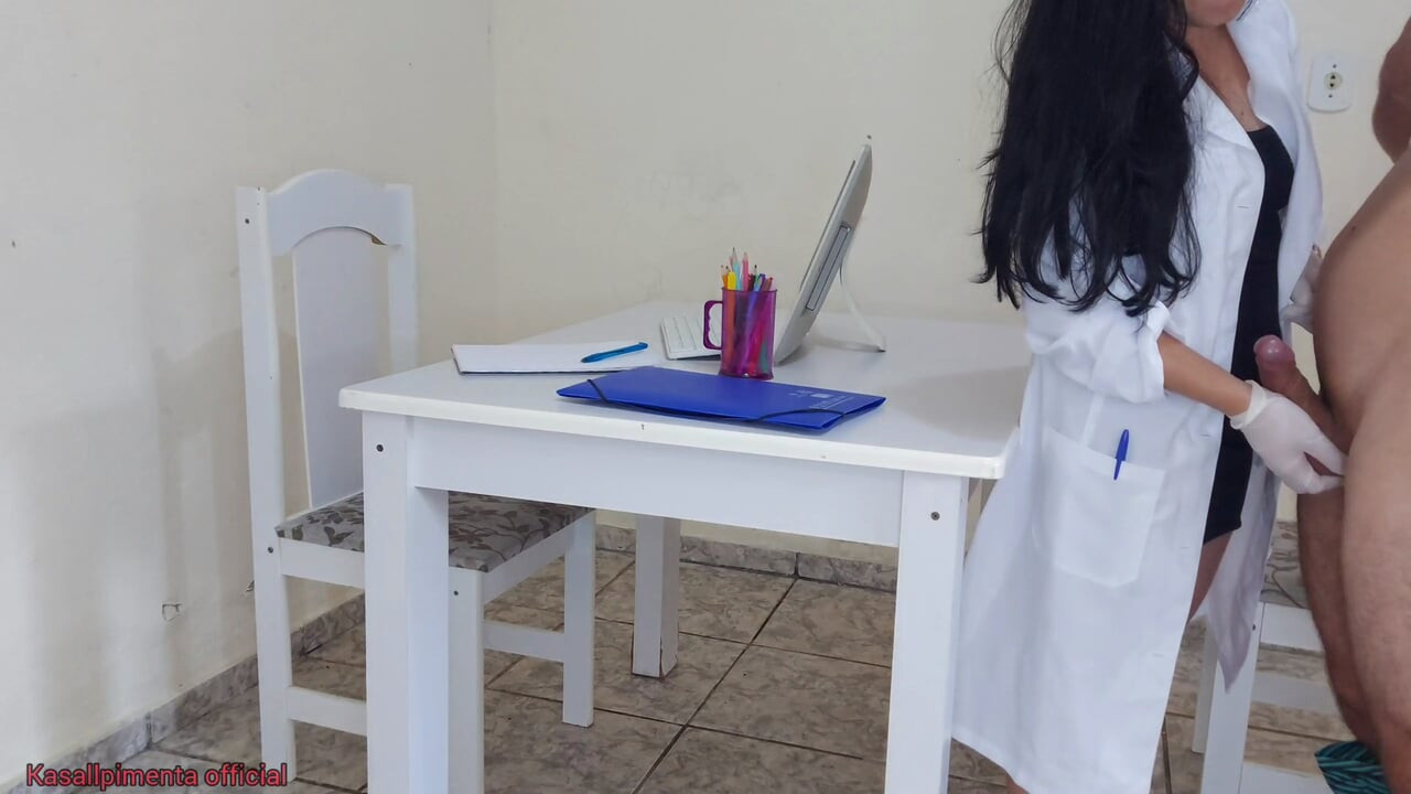 Doktor Jennyfer sınav sırasında ereksiyon problemini çözüyor!