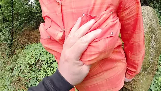 Göğüsleri herkesin içinde tokatlıyor