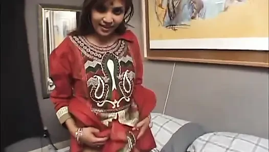 Asyalı amcıkta iki büyük yarak... üçlü seks
