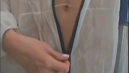 Sürtük ressamın kıyafetini kaldırır ve tek başına mastürbasyon yapar